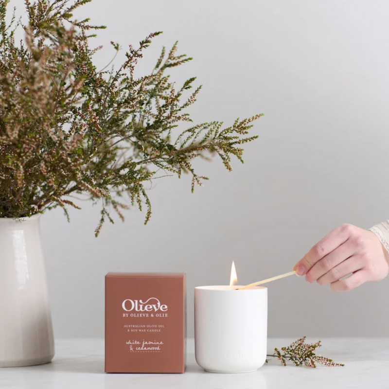 OLIEVE & OLIE CANDLE [F:White Jasmine & Cedarwood]